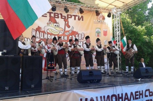 Съборът на овцевъдите продължава, Ути Бъчваров готви в огромен казан (СНИМКИ)