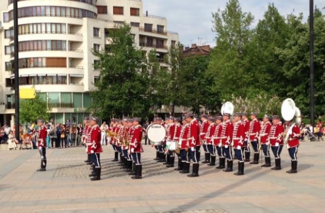 Представителният духов оркестър към Националната гвардейска част свири в Русе