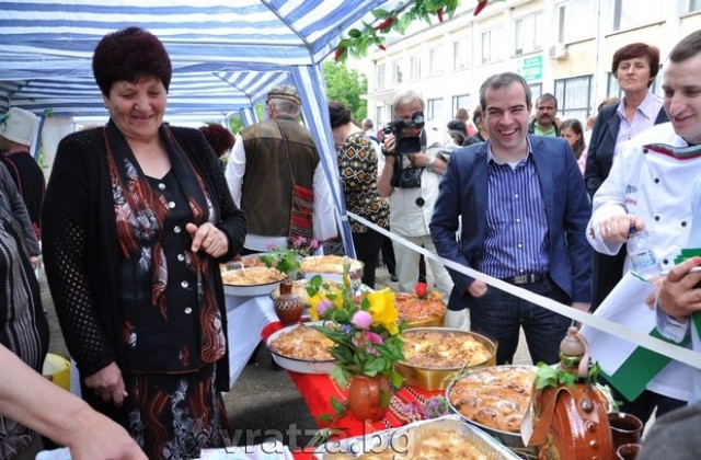 Над 140 майстори въртяха баници в с. Баница