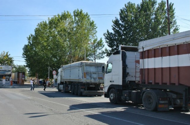 Започват масови проверки на тирове и автобуси по границите