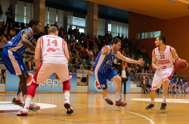 Лукойл Академик дръпна с 2-0 победи над Черно море порт Варна