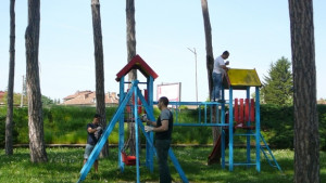 Младежи от ГЕРБСевлиево боядисаха детска площадка