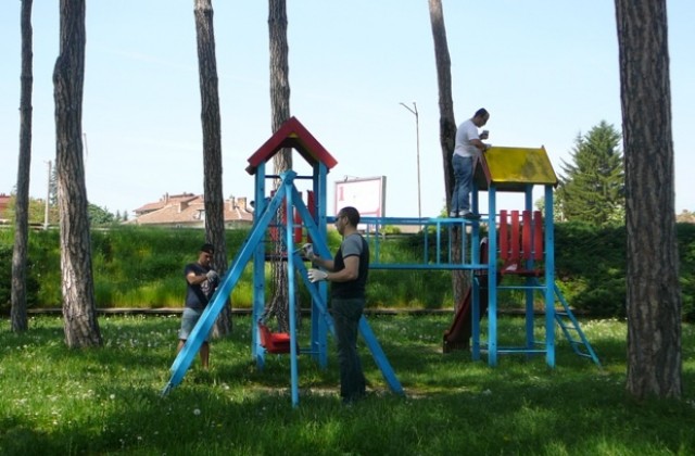Младежи от ГЕРБ-Севлиево боядисаха детска площадка