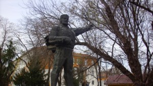 В ОУ Стефан Караджа садят дръвчета и танцуват за патронния