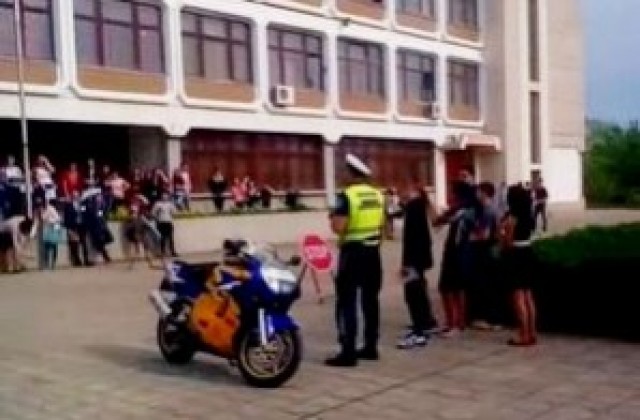 „Знаем, можем, правим! събра пътни полицаи и ученици от ДФСГИнтелект