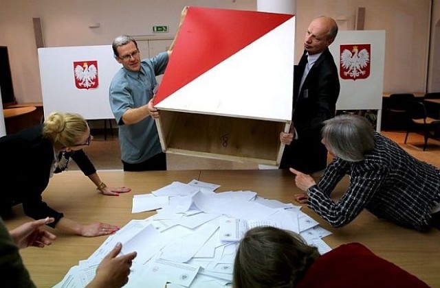 Анджей Дуда и Бронислав Коморовски отиват на балотаж на изборите в Полша