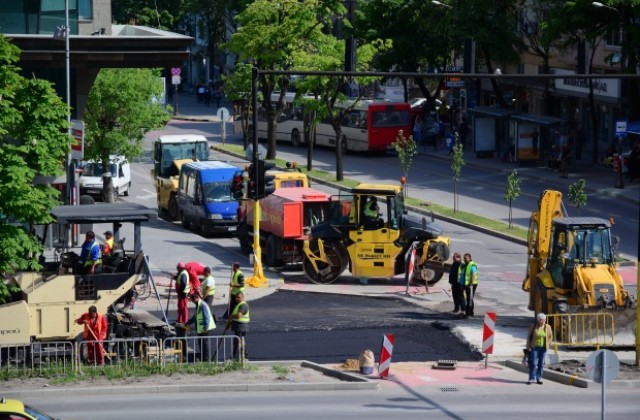 Започна асфалтирането на южното платно на бул. „Осми Приморски полк“ (СНИМКИ)