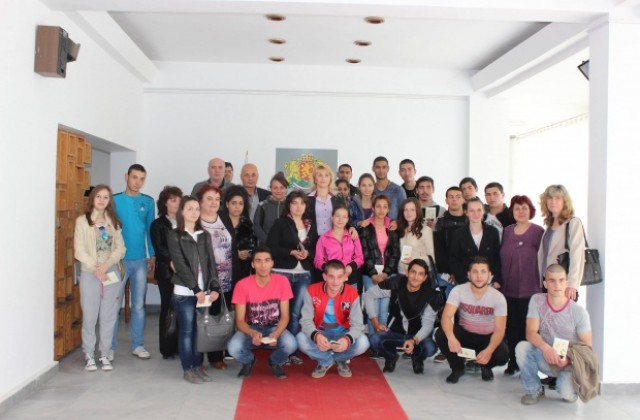 Кметът на Стражица връчи по 200 лева на социално слаби абитуриенти