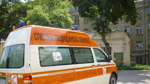 Работник падна от скеле в тежко състояние е