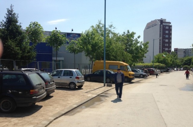 80 паркоместа и нов тротоар пред блок 127 в район „Тракия“