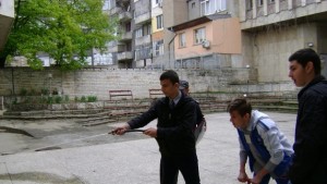 Ученици показват как се реагира при бедствия и извънредни ситуации