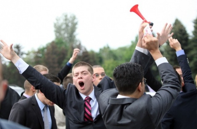 Кмет помогна на трима абитуриенти да отидат на бал