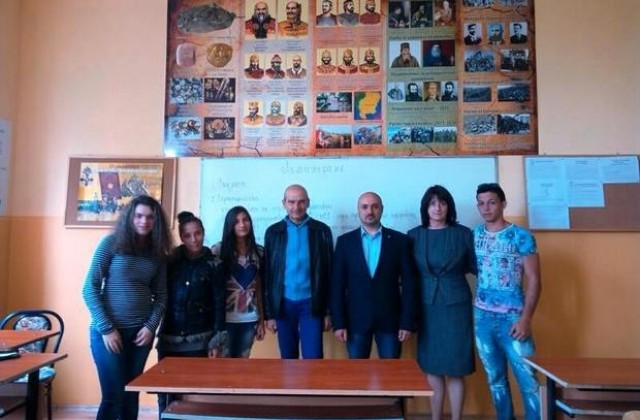 Богданов с дарение за училището в Криводол