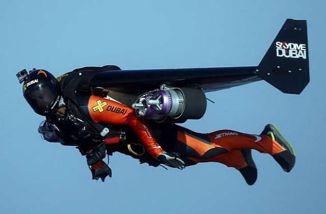 Човекът-ракета прелетя на остров Палм Джумейра в Дубай (СНИМКИ)