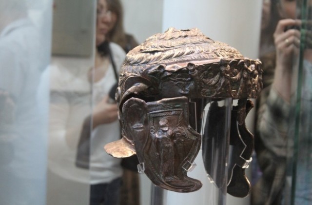 Показват древен шлем за 2 млн. евро (СНИМКИ)