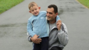 Малкият Християн живее в пълен мрак да помогнем за лечението