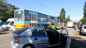 Петима пострадаха при катастрофа между трамвай и автобус СНИМКИ