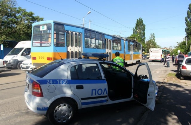Петима пострадаха при катастрофа между трамвай и автобус (СНИМКИ)