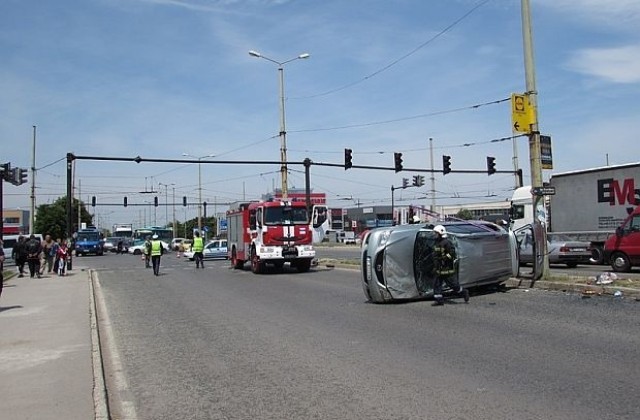 Кола се преобърна на кръстовище, по чудо няма пострадали