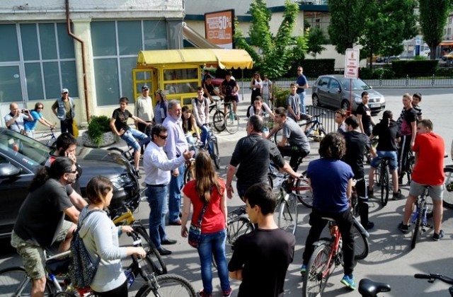 Колоездачи протестираха против забраната да карат в центъра