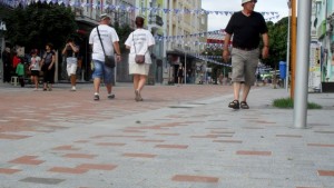 Пенсионери си вземали от новите павета в центъра за да