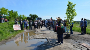 Над 300 души от осем населени места протестираха срещу разбит
