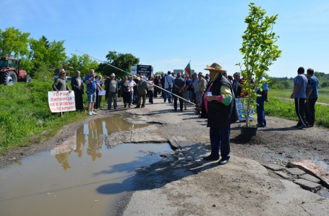 Над 300 души от осем населени места протестираха срещу разбит път