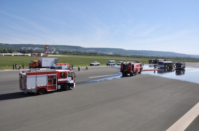 На летището разиграха катастрофа с два самолета (СНИМКИ)