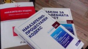 Разследват случай с ударена футболна съдийка
