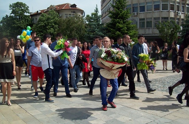 „Сбогом на училището казаха абитуриентите от ЕГ Враца