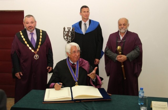 Световноизвестен учен получи званието “Почетен доктор” на ВТУ