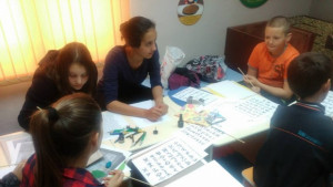 Ученици рисуваха букви с туш и перо