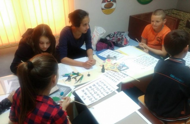 Ученици рисуваха букви с туш и перо