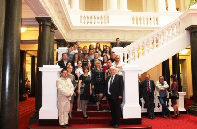 Ученици от Стражица посетиха Народното събрание