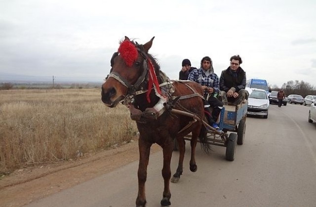 Автобус блъсна каруца