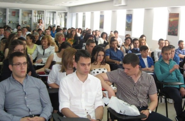 Кметът д-р Иванов към абитуриентите: Животът е такъв, какъвто изберете да бъде