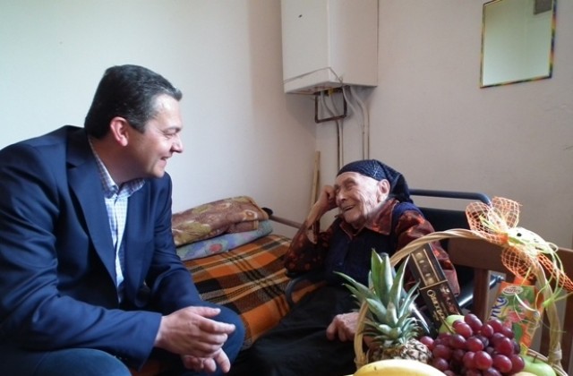 Кметът на Севлиево поздрави 100-годишната баба Стана