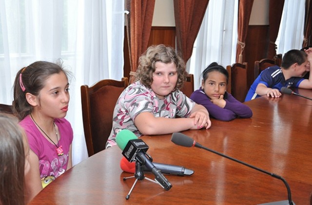 Деца питат какво работи кмета