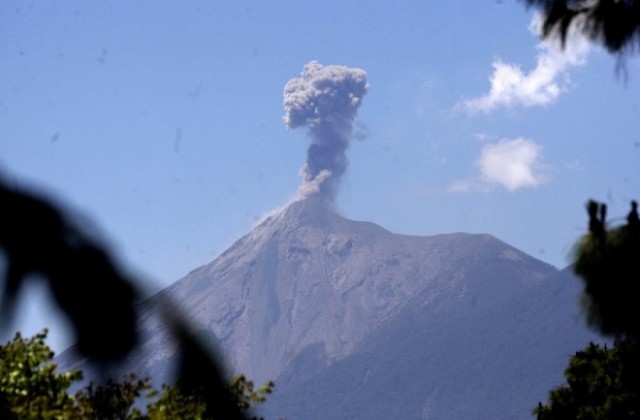 Вулканът Фуего избълва 4500-метров стълб вулканична пепел