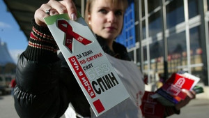 Червени балони и свещички за съпричастност с болните от ХИВ