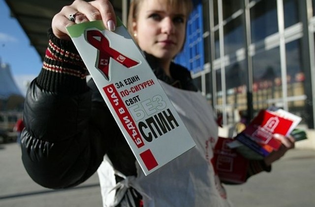 Червени балони и свещички за съпричастност с болните от ХИВ/СПИН
