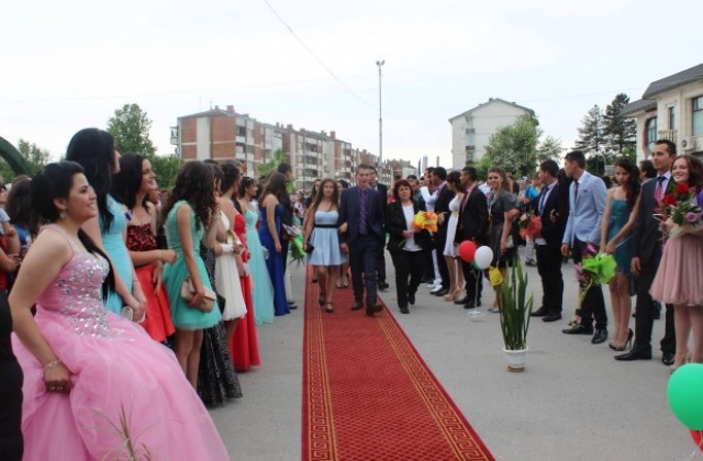 Стражица изпрати абитуриентите си