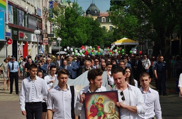 Празнично шествие с иконата на Св. Георги Победоносец прекоси центъра на Плевен