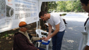 Измерват кръвното безплатно в парк Марно поле във В Търново