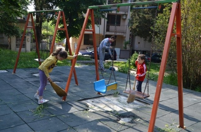 Детските площадки в Созопол светнаха