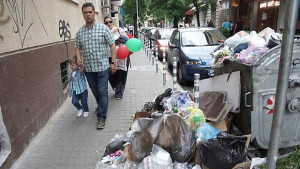 Центърът на София тъне в боклук