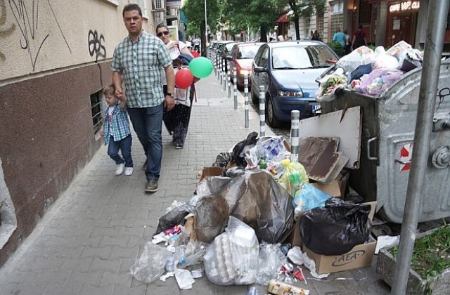 Центърът на София тъне в боклук