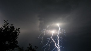 Топло време в понеделник възможни са валежи с гръмотевици