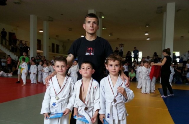 Нови пет медала за Десант