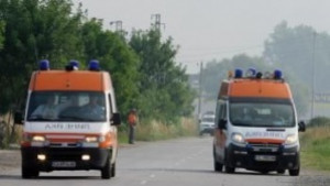 Двама водачи обърнаха колите си карали с несъобразена скорост